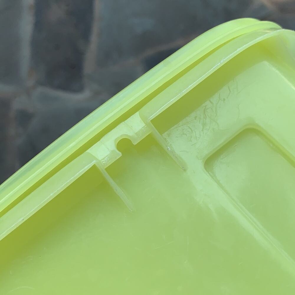 Vintage yellow Tupperware pitcher - Picture 4 of 8